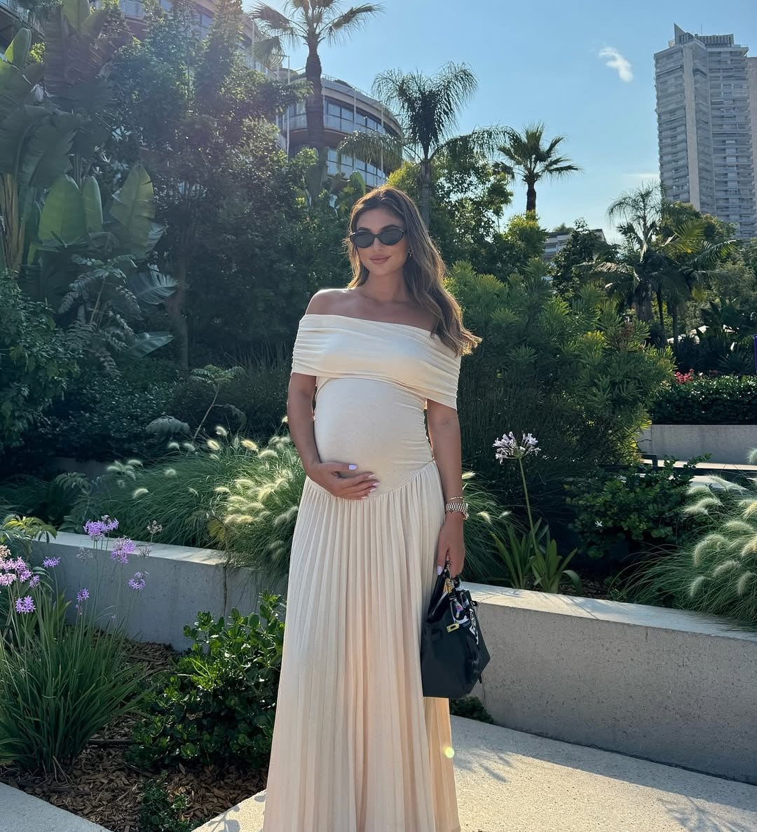 Amara – Rochie Maxi de Maternitate Elegantă cu Falduri