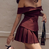 Set de top cu blazer cu umeri goi și fustă plisată