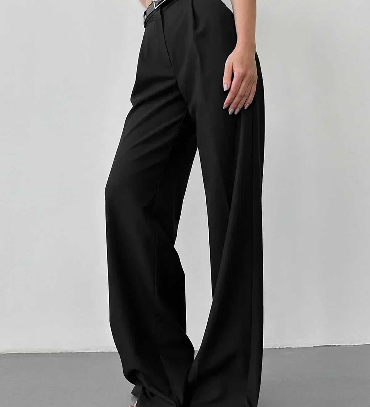 Pantaloni negri cu talie înaltă și croială largă