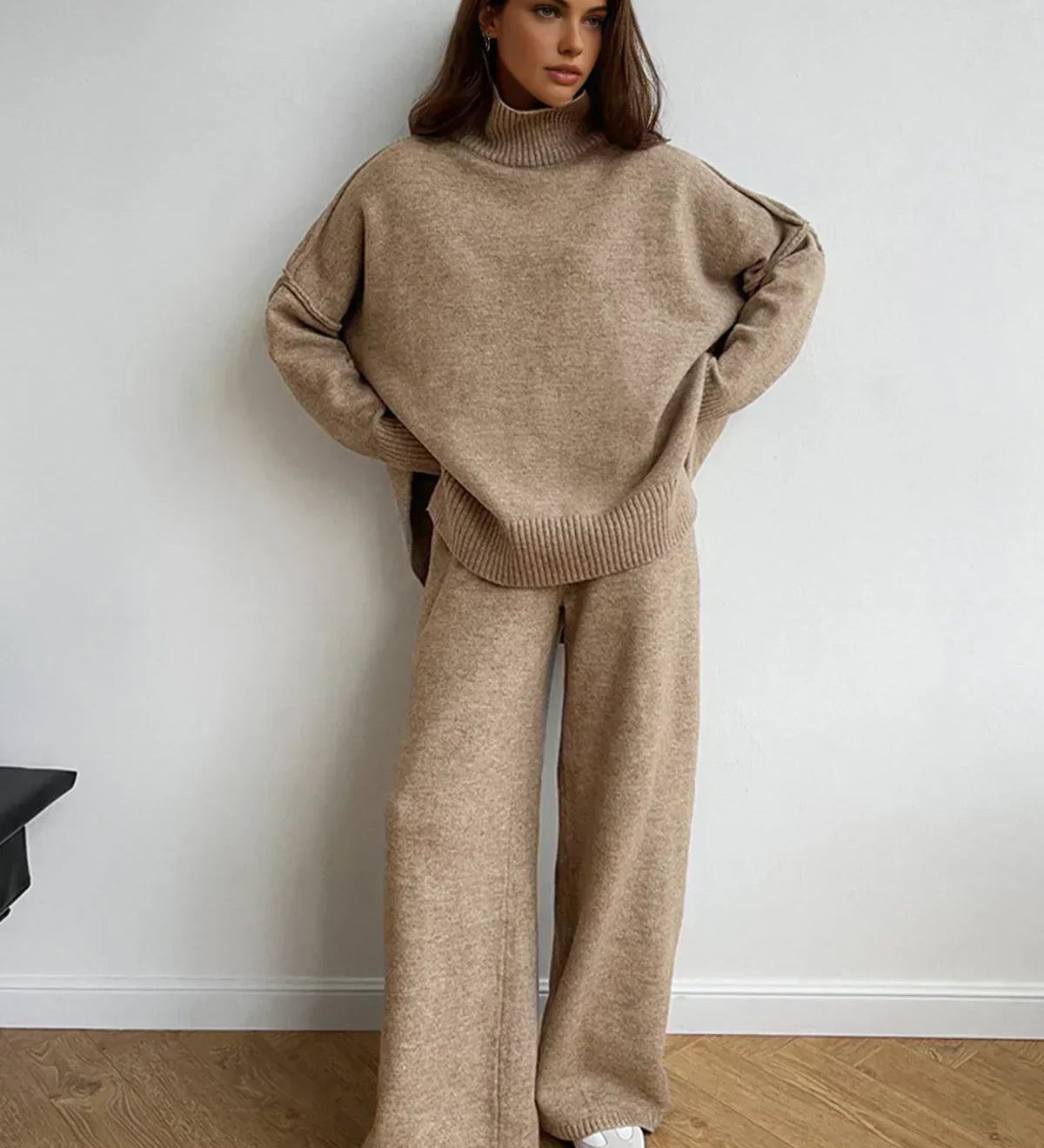 Set tricotat cu guler înalt și pantaloni