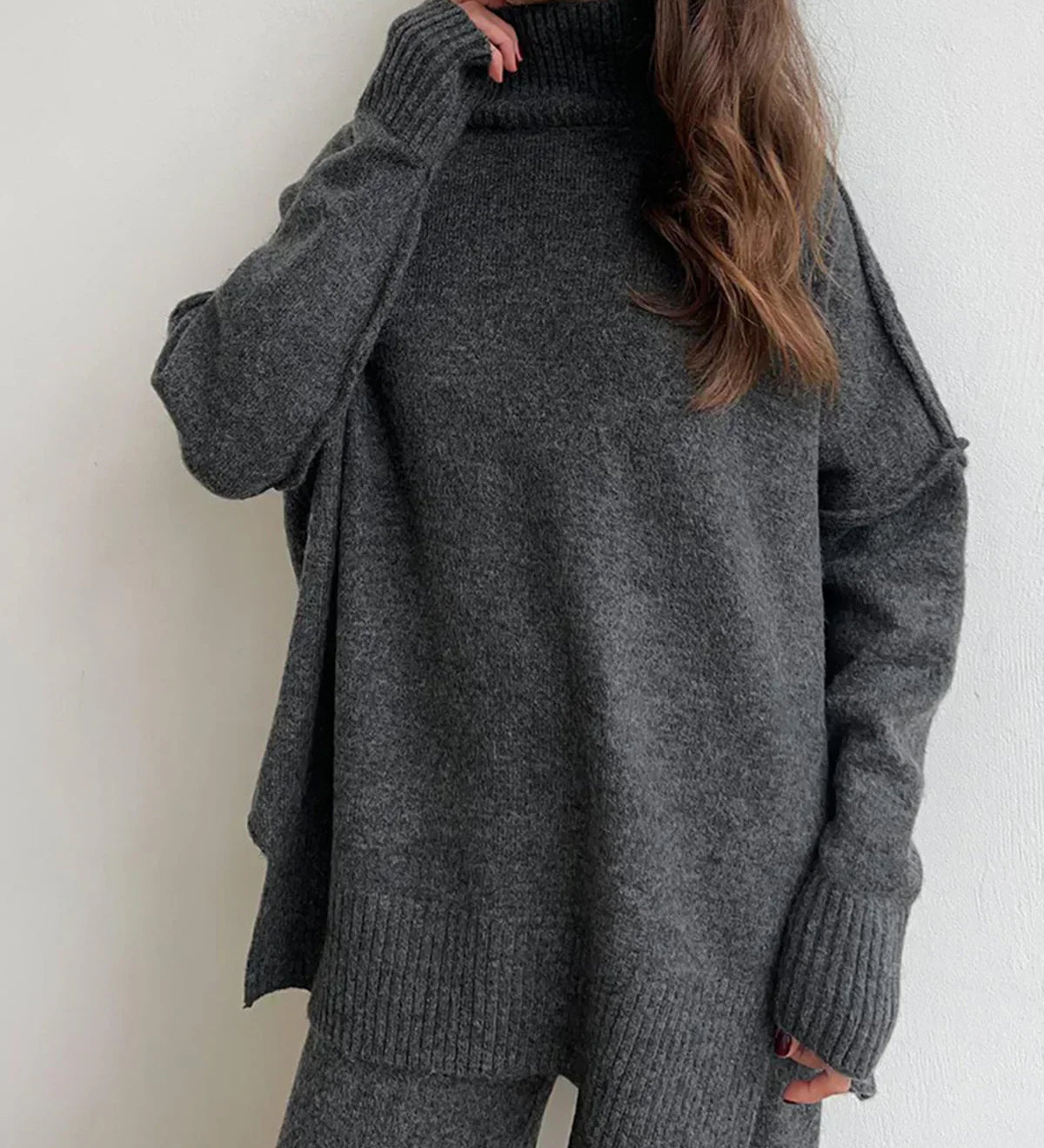 Set tricotat cu guler înalt și pantaloni