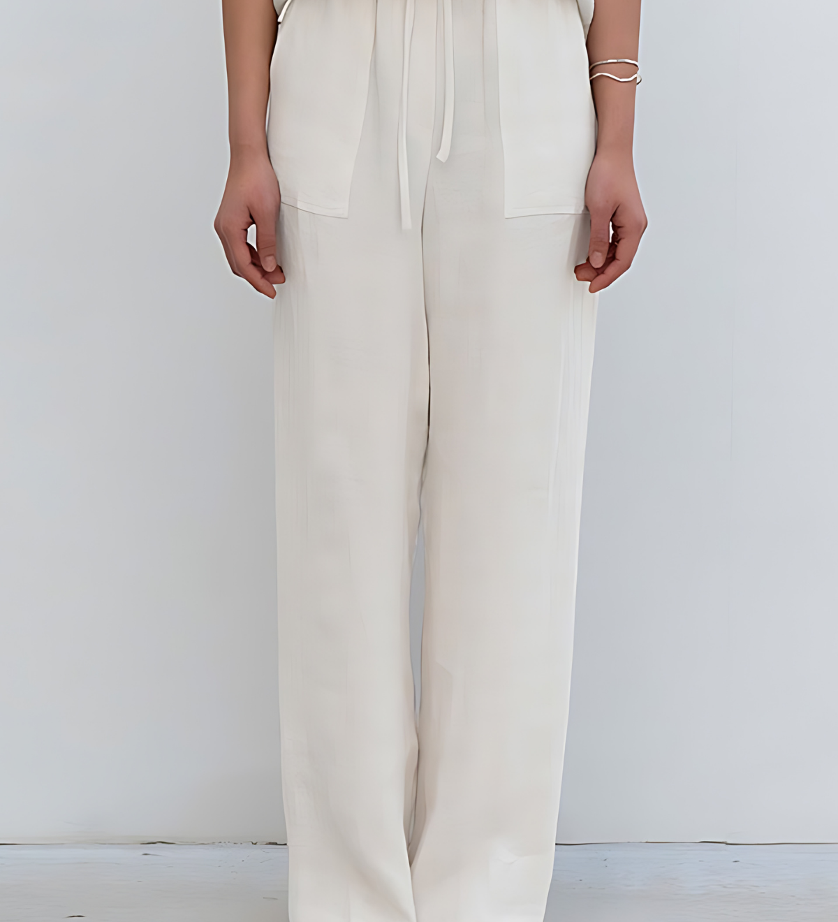 Pantaloni cu talie înaltă și croială dreaptă