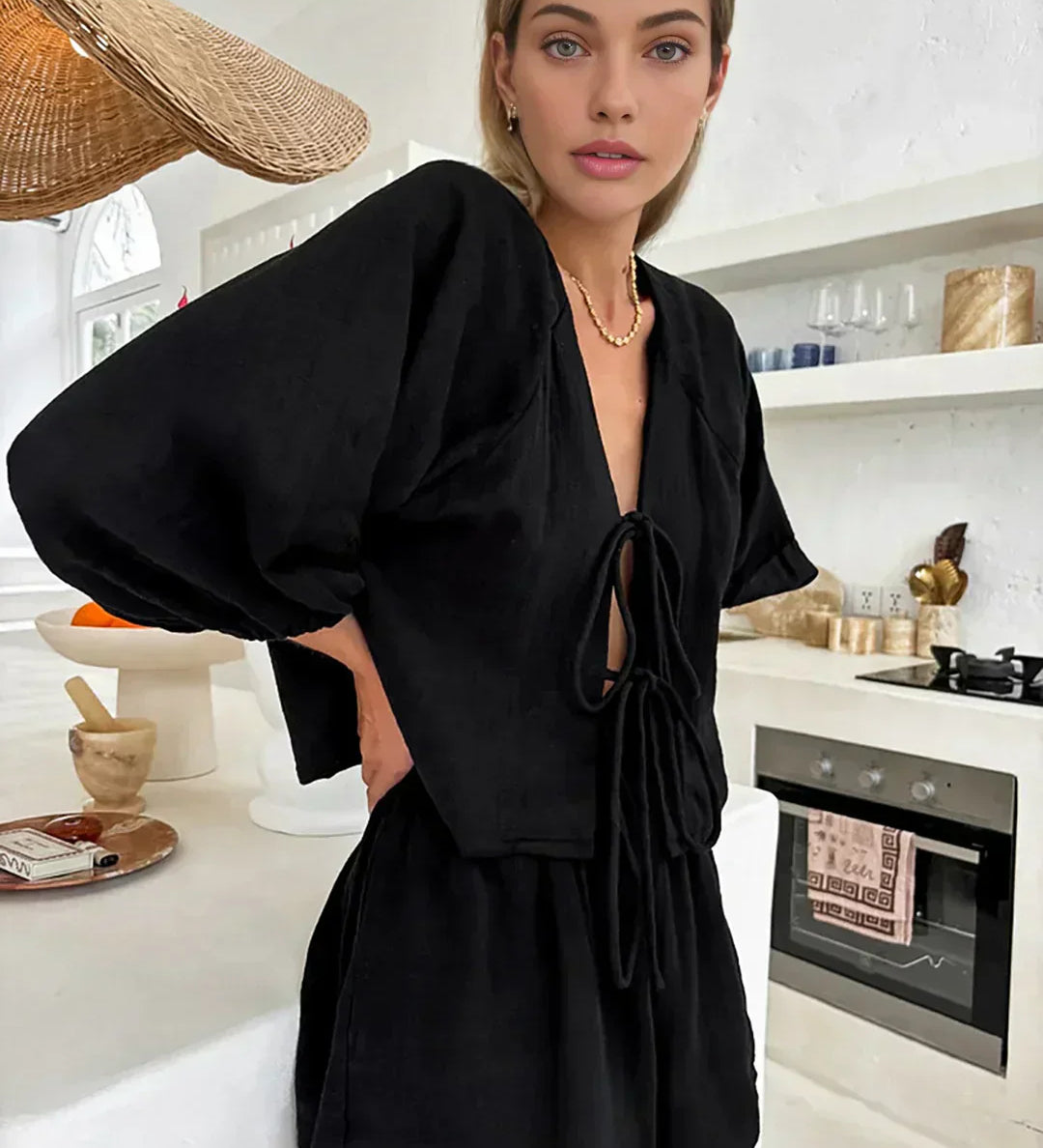 Set format din pantaloni scurți și bluză cu mânecă lungă, cu detaliu de fundă