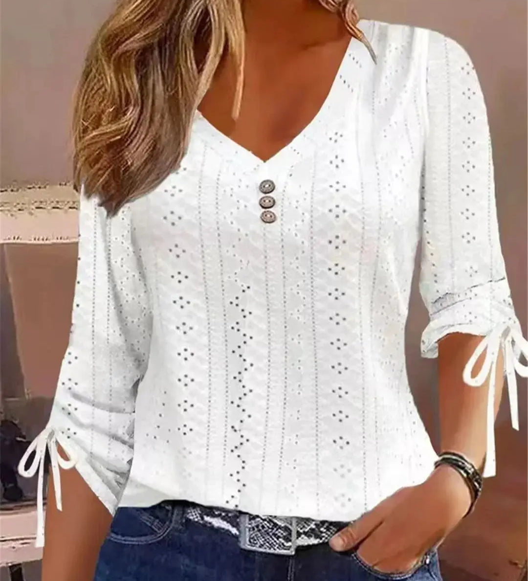 "Maybelle | Bluză elegantă cu decolteu în V" can be rewritten as: "Maybelle | Bluză sofisticată cu decolteu în V".