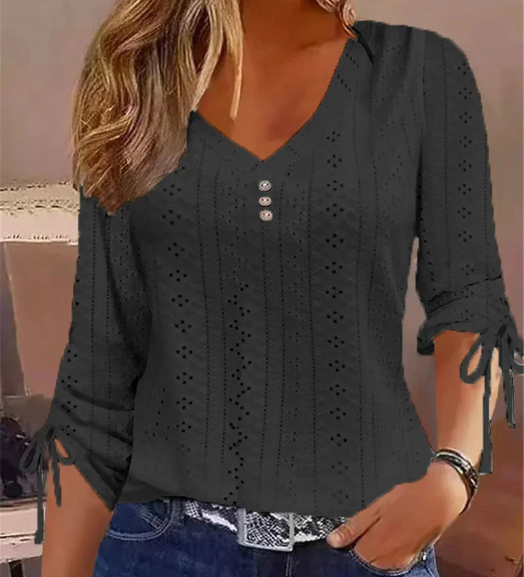 "Maybelle | Bluză elegantă cu decolteu în V" can be rewritten as: "Maybelle | Bluză sofisticată cu decolteu în V".