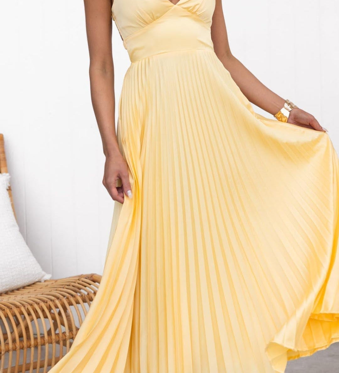 Alva – Rochie de Damă Midi Plisată cu Decolteu în V Galbenă