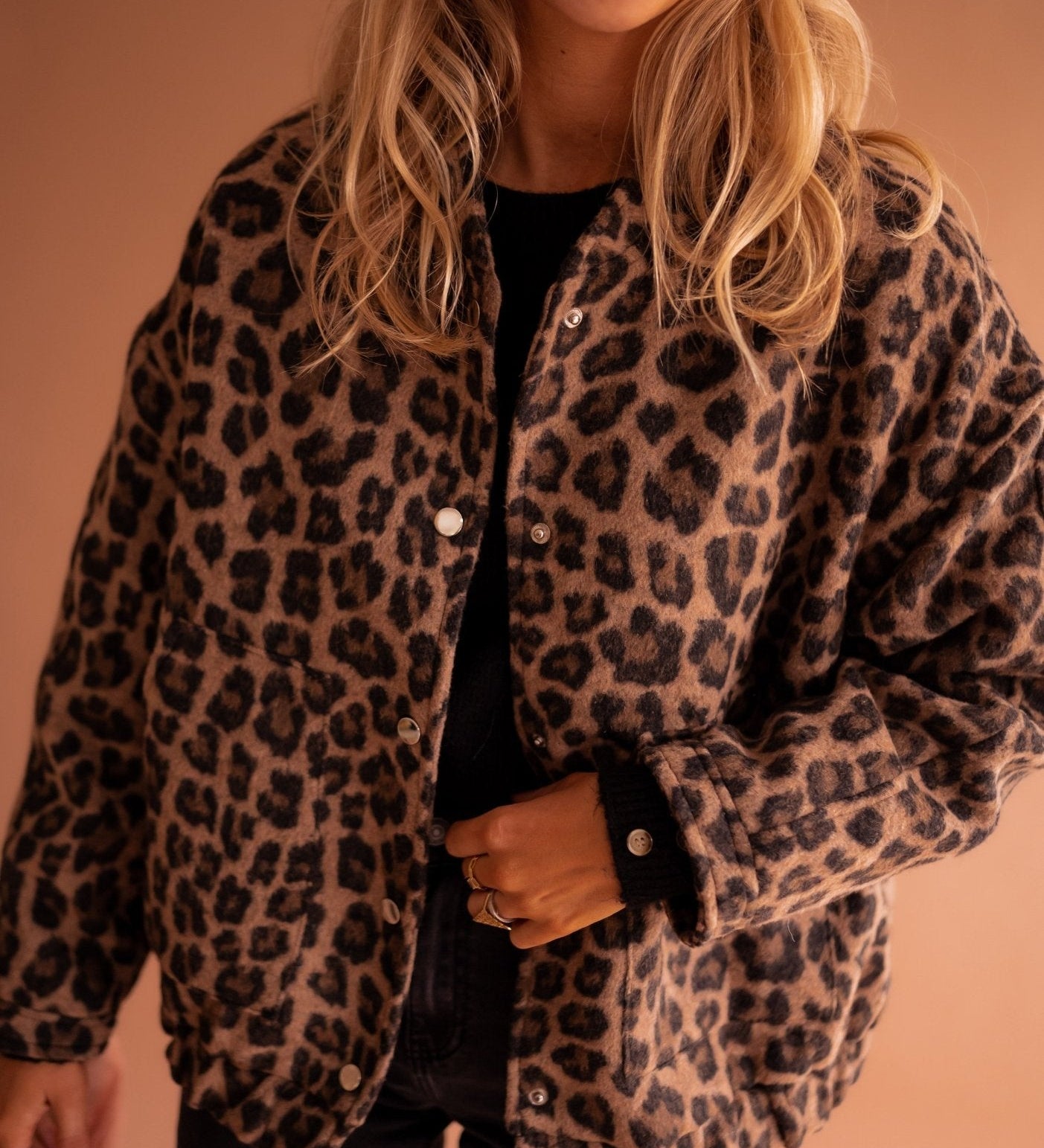 Charlene – Jachetă de Damă Elegantă cu Model Leopard